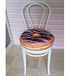 Donutkissen aus einer Raumausstattungsabteilung. Design eines essbaren Donuts.