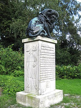 Het monument vanaf het Egbert Snijderplein gezien.