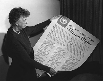 Eleanor Roosevelt, ketua pertama Komisi Hak Asasi Manusia Perserikatan Bangsa-Bangsa, sedang memegang poster Pernyataan Umum tentang Hak-Hak Asasi Manusia di Lake Success, New York, pada 1949. Eleanor sebagai salah satu penyusun pernyataan ini mengatakan "Ini bukanlah sebuah perjanjian (...). [Suatu hari] ini mungkin dapat menjadi Magna Carta bagi seluruh umat manusia (...)."