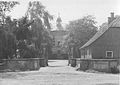 Das Wasserschloss mit den alten Gesindehäusern ca. 1960