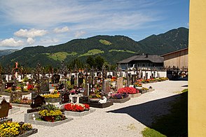 Blick über den Friedhof St. Georg auf den Brandenberger Oberberg