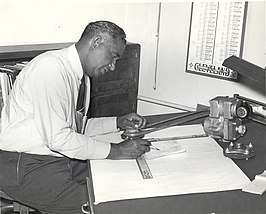 Frederick McKinley Jones aan zijn ontwerptafel