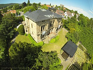 Luftbild der Villa Böhm mit Bühne und Bestuhlung für Zuschauer