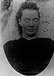 Leichenbild von Stride: eine Frau mit kantigen Gesichtszügen und breitem Mund