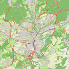 Mapa konturowa miasta Luksemburg, na dole nieco na lewo znajduje się punkt z opisem „Stade de Luxembourg”