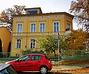 Mietwohnhaus mit Vorgarten und Stallgebäude