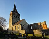 Die im zerstörten Zustand belassene Rückseite der Dorfkirche