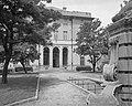 La facciata della villa con il cortile sopraelevato, in una fotografia di Paolo Monti del 1963