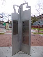 Denkmal an der Plaza Tres de Marzo, vor der Kirche San Francisco de Asís