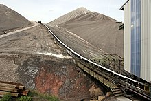 Ein Förderband transportiert das Steinsalz auf das Gipfelplateau.