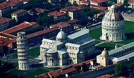 Overzicht van het Piazza dei Miracoli. Links de Toren van Pisa, in het midden de dom en rechts het baptisterium