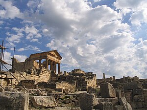 Vista di Dougga con la sua capitale