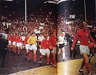 1966 finalinde İngiltere ve Batı Almanya futbolcuları, 96.924 taraftarın önünde sahaya çıkarlarken.