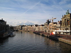 A Spaarne, a város folyója. Jobbra a Teylers Múzeum