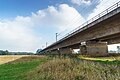 Die Schnellfahrstrecke führt über die linke Brücke