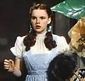Judy Garland filmde Dorothy karakterinde, filmden bir görüntü