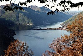 Meer van Lugano met links op de achtergrond Monte San Giorgio (met de bomen)