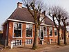 Onderkelderde woning onder schilddak met hoekschoorstenen