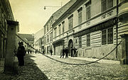 Unterbergstraße mit dem Wertheimerhaus der Weinhandlung Leopold Wolf’s Söhne (um 1920); die Kette ist am Sabbat gespannt