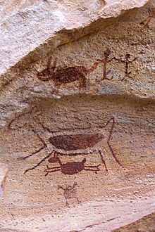 Felsmalerei mit mehreren Tieren und Strichmännchen in der Serra da Capivara