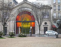 l'Arsenal, Parijs met uiterst rechts sculptuur Ipoustéguy