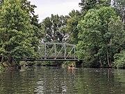 Paddelboot- und Radfahrer an der Brücke über die Leine