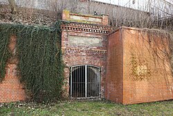 Eingang E6 mit Portal im Stil des Historismus (2014)