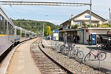 BLS-Pendelzug im alten Bahnhof Laupen