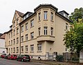 Doppelmietshaus (mit Paul-Küstner-Straße 19) in offener Bebauung, mit seitlicher Einfriedung und Wegepflasterung