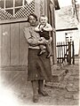 Bäuerin Frieda Herta Anna Kriesel, geb. Weber, mit Sohn Werner Reinhard Ferdinand (1942)