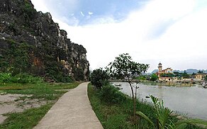 Path leading to Kênh Gà - Vân Trình Resort.