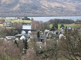 Kinloch Rannoch mit dem Fluss River Tummel und Loch Rannoch im Hintergrund