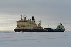 A Tajmir 2011 áprilisában a Jenyiszejen, mögötte az Ingyiga tankhajó halad