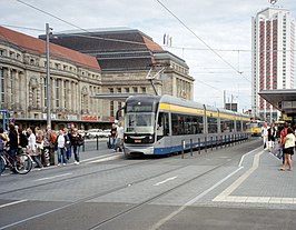 Lagevloertram voor het station (2008)