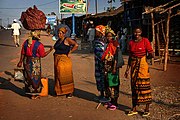 Makhu(w)a vrouwen in capulana's in Nampula, Mozambique, 2005.