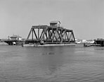 Drehbrücke über den Mystic River zwi­schen Groton und Stonington, Connecticut, USA, geschlossen und geöffnet (1978)