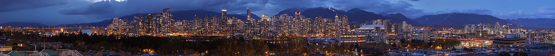 Hoàng hôn ở thành phố Vancouver, British Columbia, tỉnh bang cực Tây của Canada nhìn từ phía Nam dãy núi bờ Bắc North Shore Mountain.