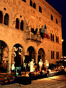 Veranstaltung vor dem Palazzo dei Capitani