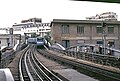 MF 67 in blau-weißer Livrée bei Ausfahrt aus der Station Gare d’Austerlitz (Richtung Place d’Italie), 1994