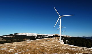 Blick vom Steinriegel nach Nordosten zur Amundsenhöhe (1666 m) und zur Pretul (am Horizont links neben der Windturbine)