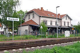 Haltepunkt Bierbach mit ehemaligem Empfangsgebäude im Hintergrund