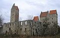 Die ehemalige Wasserburg von Südosten mit der Ruine des „Kastnerhauses“