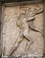 Basis der Eckpilaster, Reliefs mit Taten des Herkules, links außen. Herkules kämpft mit Antäus