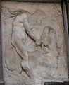 Basis der Eckpilaster, Reliefs mit Taten des Herkules, rechts außen. Herkules bezwingt den kretischen Stier.