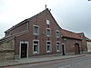 Hoeve van baksteen om gesloten binnenplaats