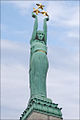 Anıtın tepesindeki özgürlük figürü