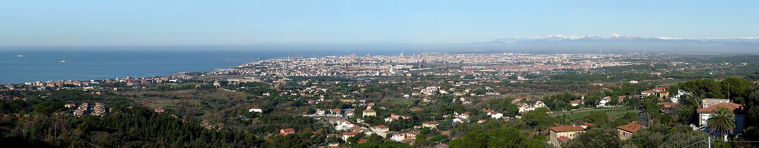 Livorno şehrinin Montenero'dan manzarası. Solda Tiren Denizi, arkada Apenin Dağları görülmektedir. (Üreten: Lucarelli)