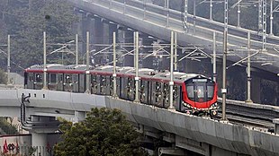 Ein Zug der Metro auf einem aufgeständerten Abschnitt