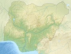 Mapa konturowa Nigerii, blisko centrum na lewo znajduje się punkt z opisem „Abudża”