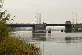 rechts de basculebrug boven de vaargeul